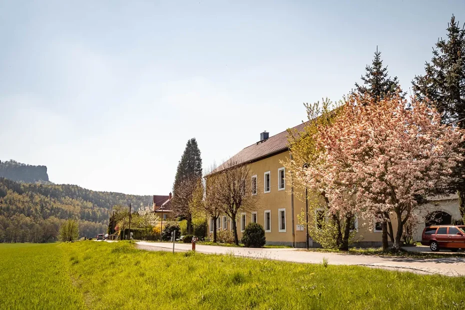 Ansicht des Hinterland Hostel im Elbtal bei Rathen in der Sächsischen Schweiz. Blick vom Elbradweg im Frühling.